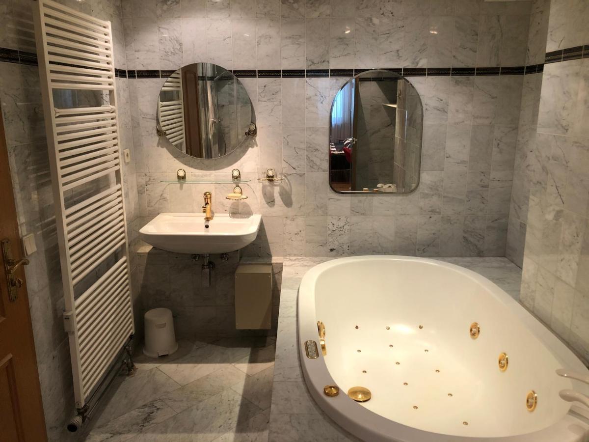 Wohnung Fuer 4 Personen, 2 Schlafzimmer, 2 Parkplaetze, Wlan คอนสตานซ์ ภายนอก รูปภาพ