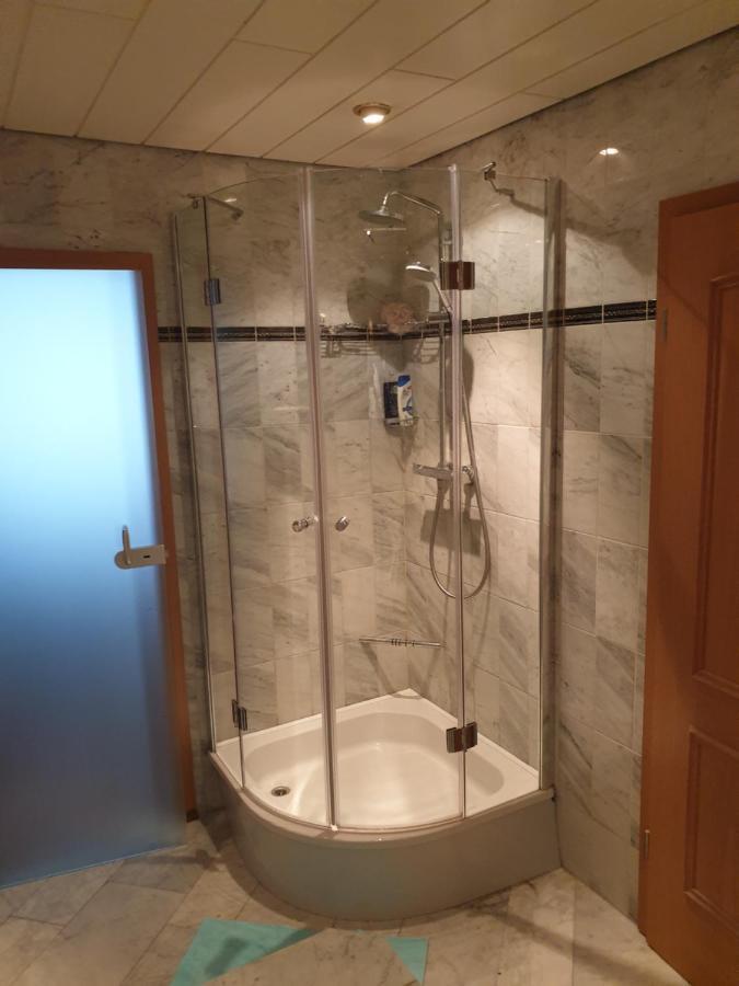 Wohnung Fuer 4 Personen, 2 Schlafzimmer, 2 Parkplaetze, Wlan คอนสตานซ์ ภายนอก รูปภาพ