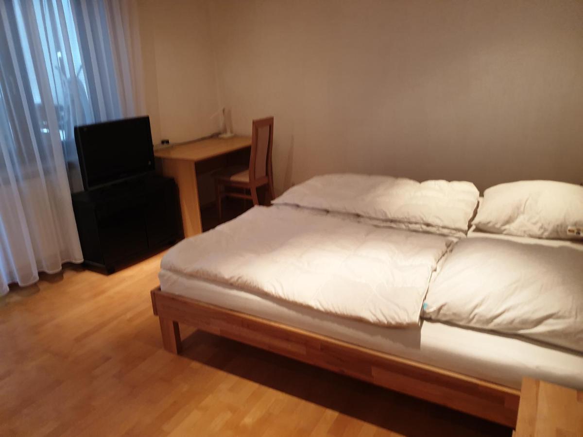 Wohnung Fuer 4 Personen, 2 Schlafzimmer, 2 Parkplaetze, Wlan คอนสตานซ์ ภายนอก รูปภาพ